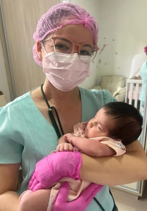 Mirelle com recém-nascida após o primeiro brinquinho
